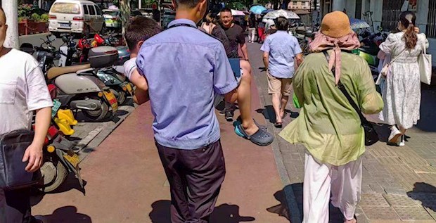 奶奶带娃急求助 交警接力送小孩